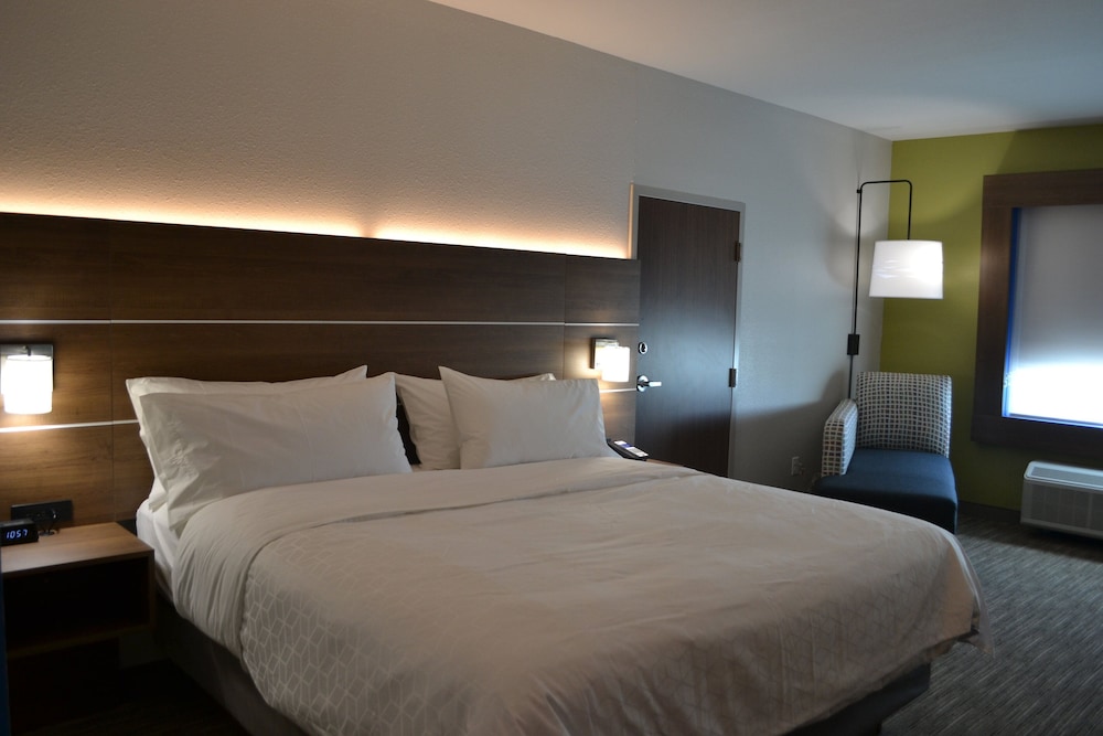 Standard Room, 1 King Bed - Photo 1