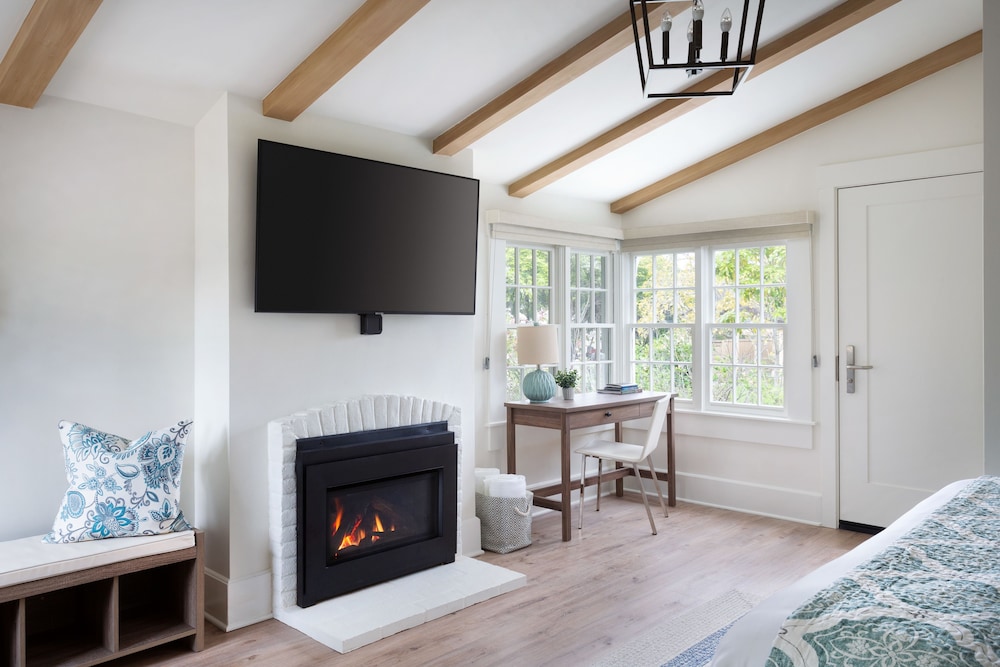 Deluxe Room, 1 King Bed, Patio (Fireplace, Upstairs) photo 3