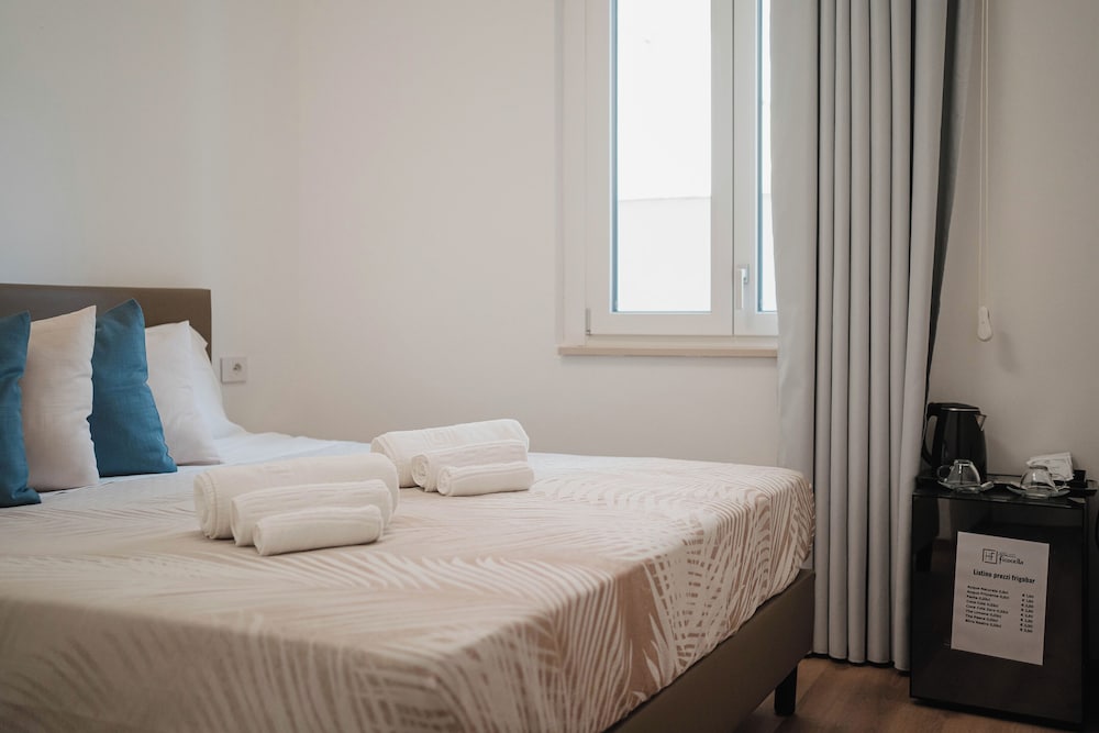 Basic Room, 1 King Bed, Courtyard View