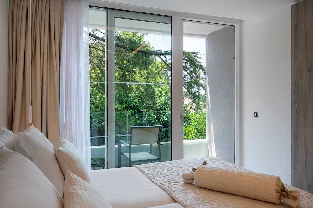 Gold Room with balcony or terrace
