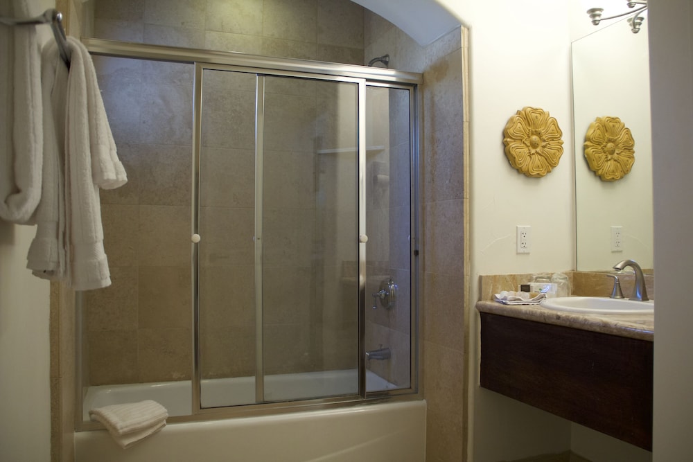 Deluxe Room, 1 Queen Bed - Photo 6
