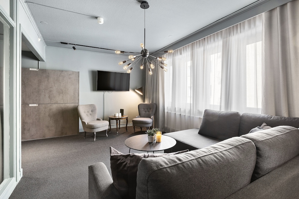 Suite, 1 King Bed, Non Smoking - Photo 3