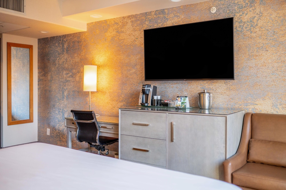 Deluxe Room, 1 Queen Bed - Photo 4
