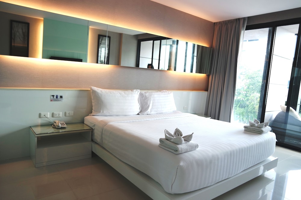Deluxe Side Sea View thumbnail 5