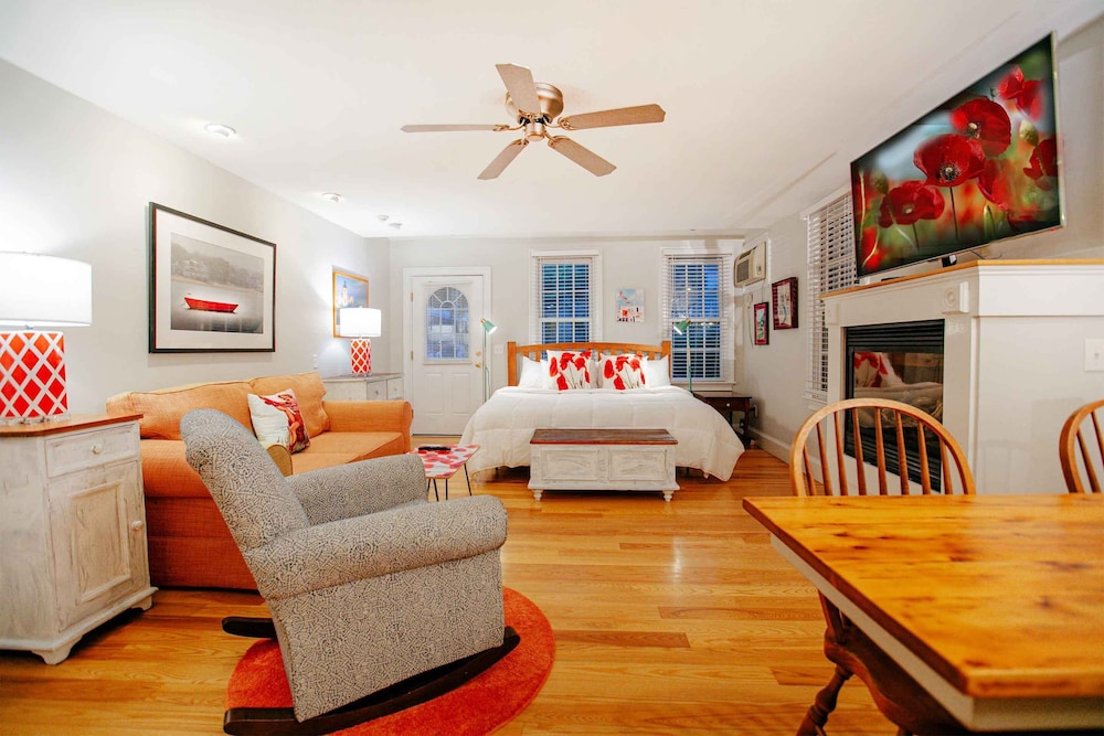 Family Room, 1 King Bed with Sofa bed, Private Bathroom