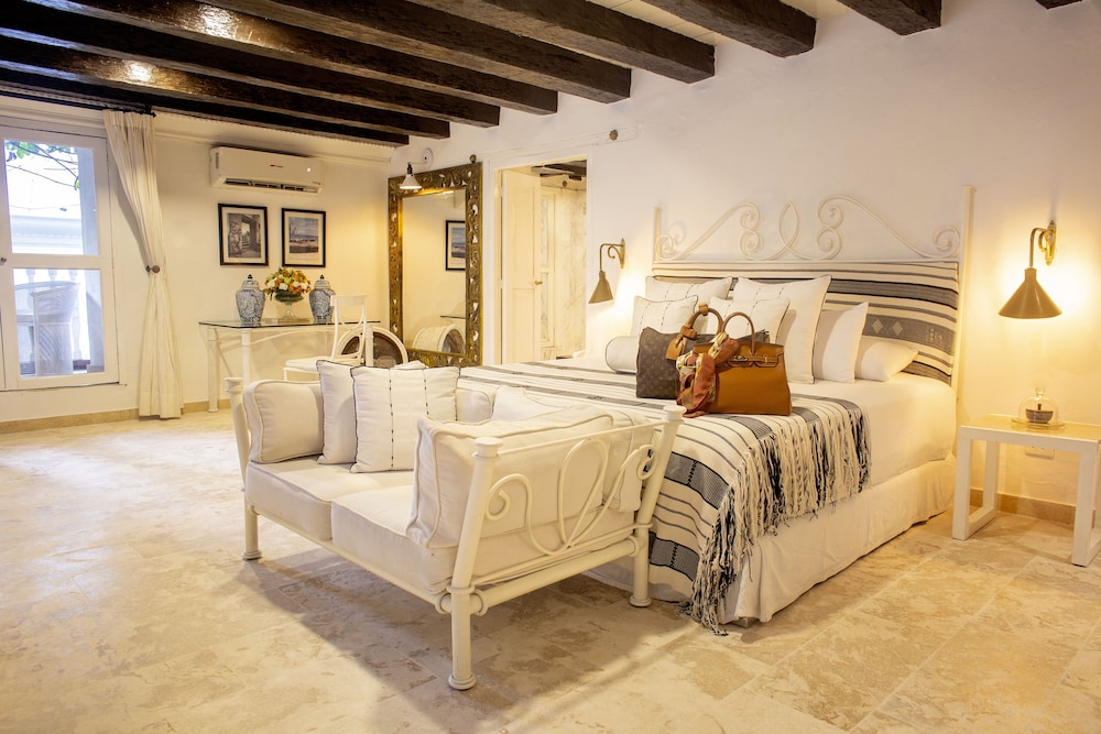 Deluxe Suite, 1 King Bed, Balcony, City View photo 1