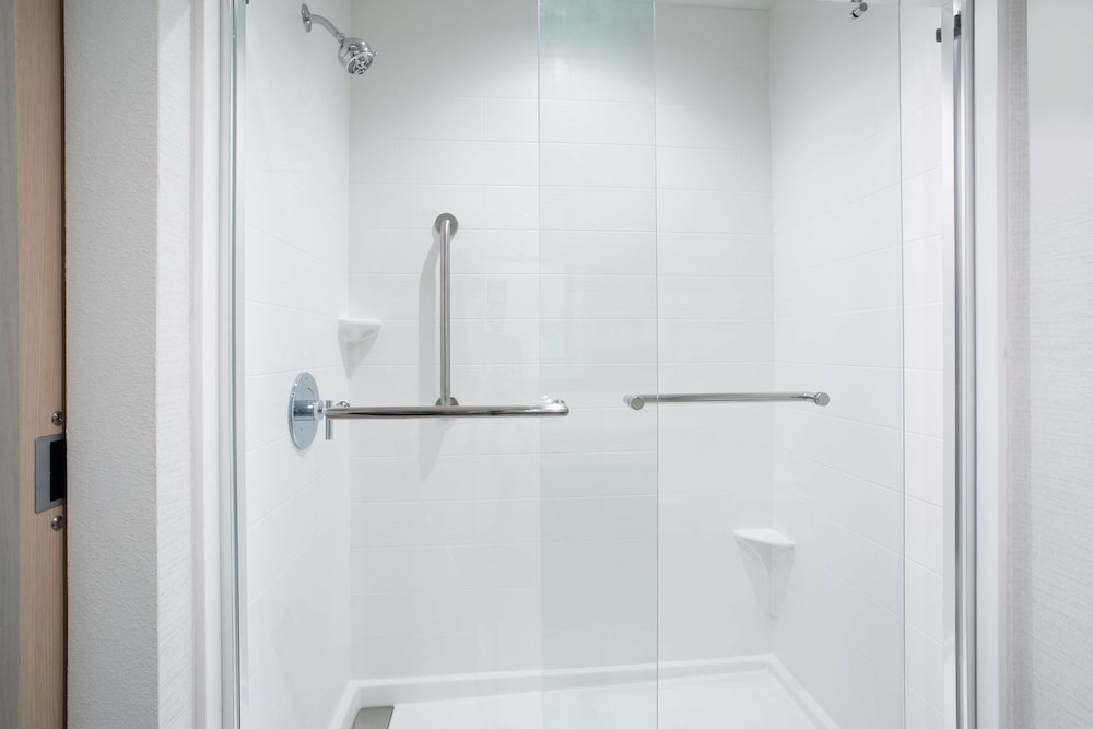 Room, 2 Queen Beds, Accessible (Hearing, Wellness Room) thumbnail 6