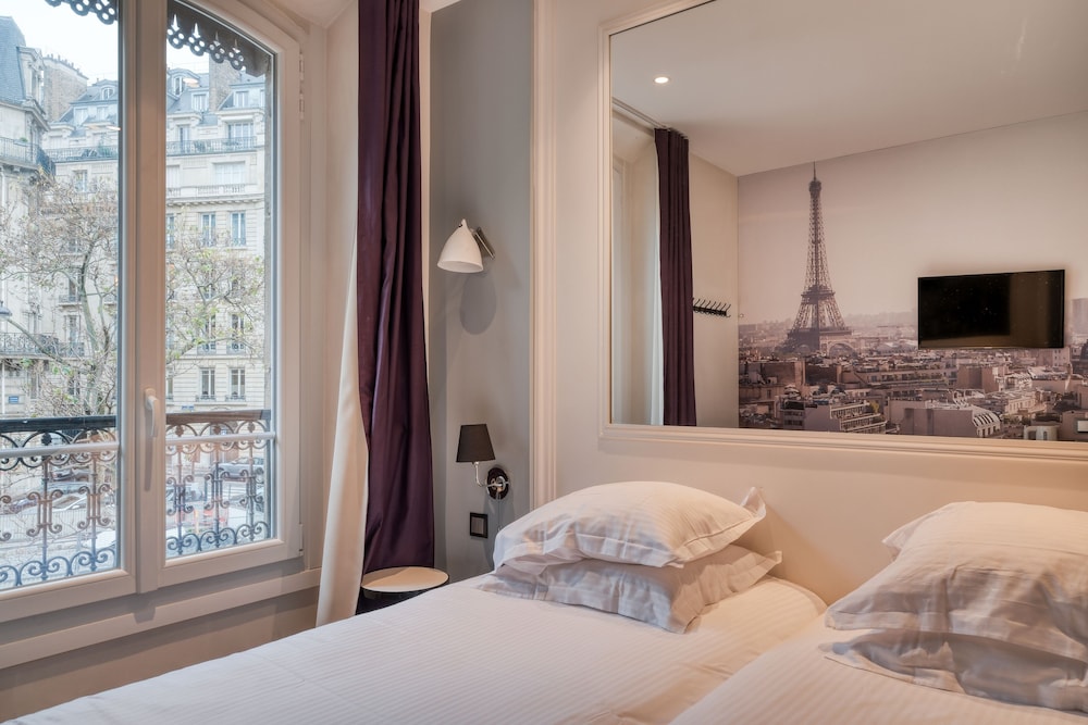 Twin room with arc de triomphe view photo 1