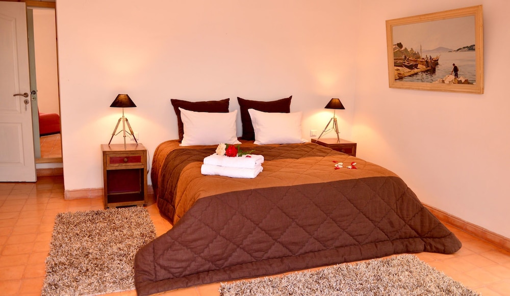 Double Room, 1 Queen Bed, Mountain View photo 3