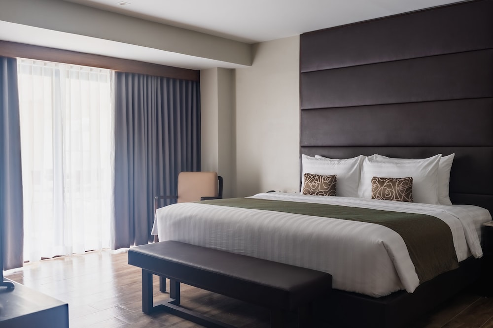 Executive Room, 1 King Bed, Bathtub - Photo 2