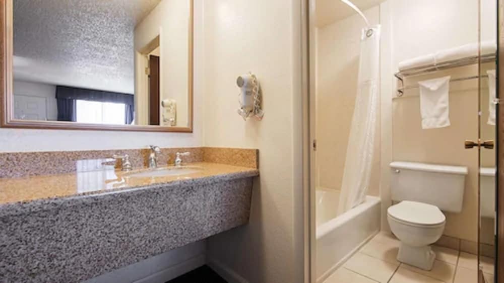 Standard Room, Accessible, Refrigerator & Microwave photo 3
