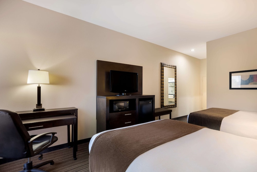 Standard Room, 2 Queen Beds, Non Smoking, Refrigerator & Microwave photo 3