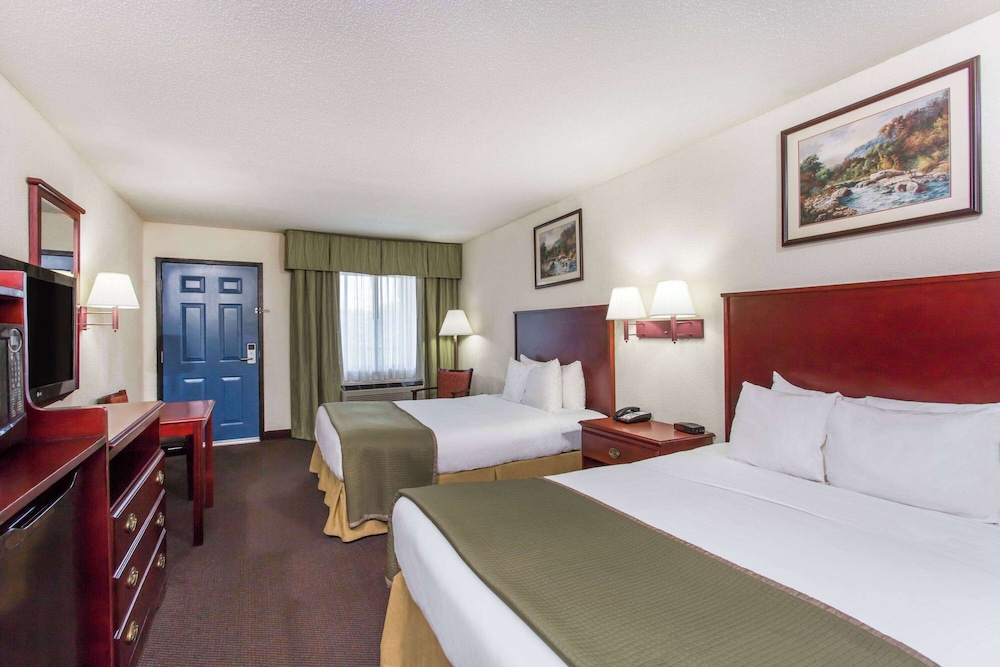 2 Queen Beds, Non-Smoking - Photo 1