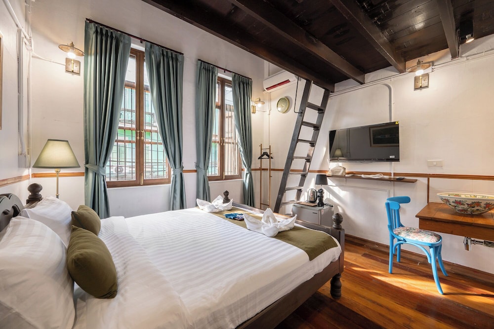 Deluxe Quadruple Room, 2 Queen Beds, Balcony