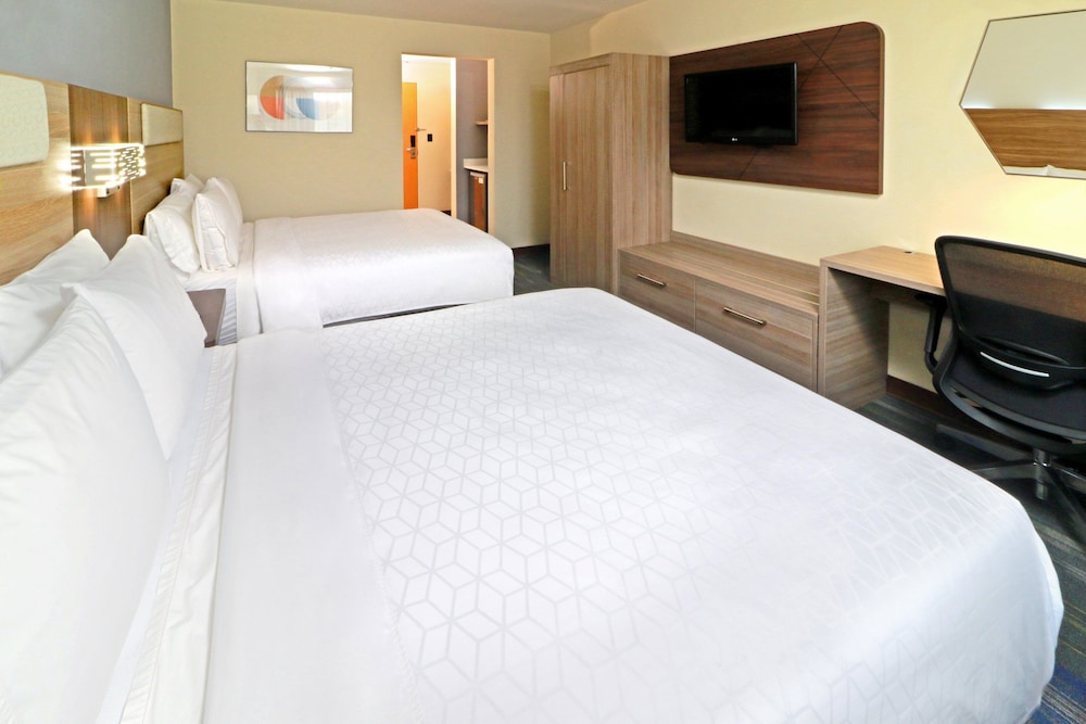 Standard Room, 2 Queen Beds, Ground Floor - Photo 20