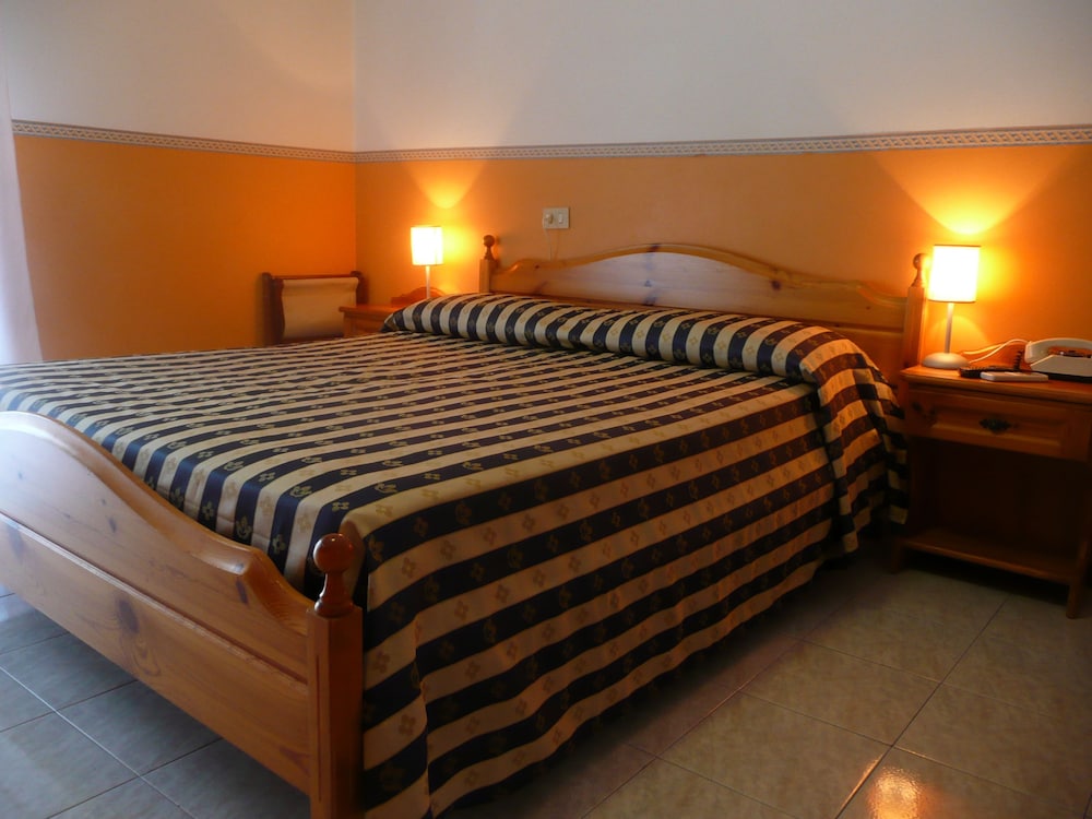 Standard Double or Twin Room photo 2