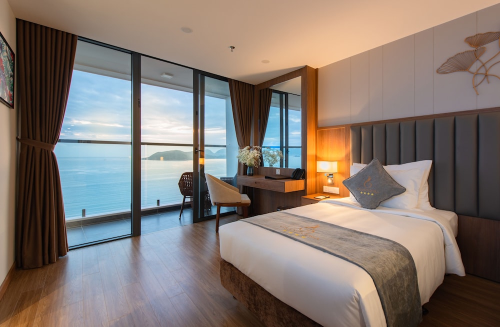 Deluxe Room with Double Bed - Photo 1