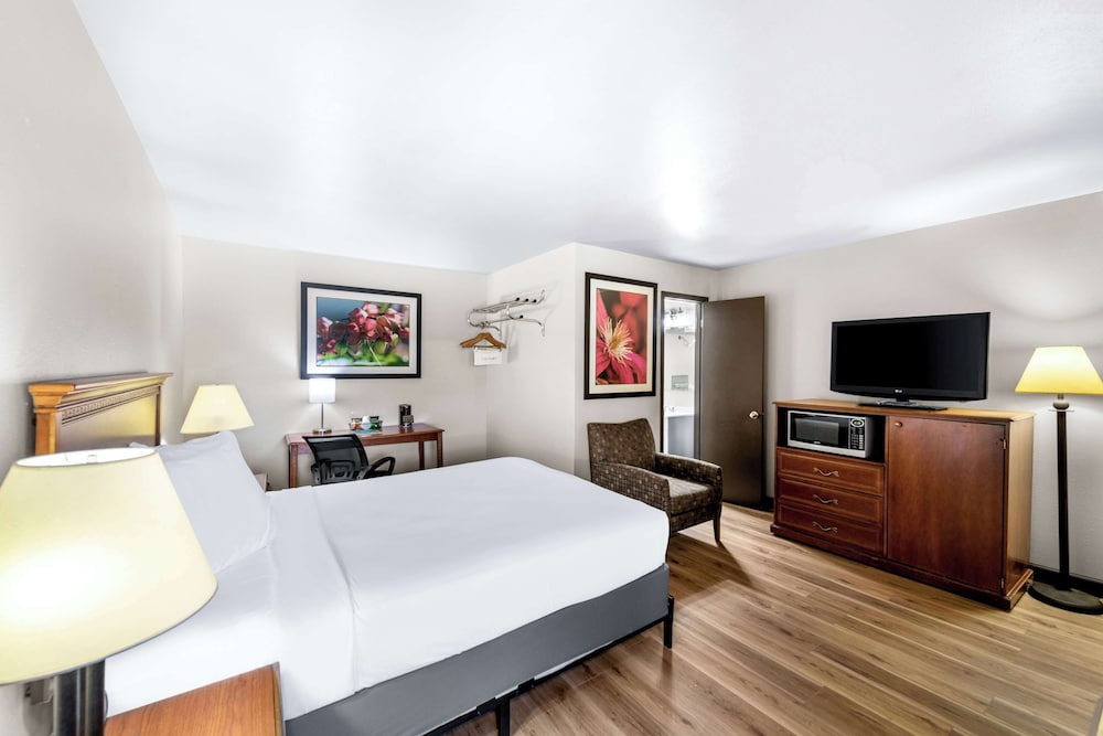 Room, 1 Queen Bed, Non Smoking (1st Floor) - Photo 2