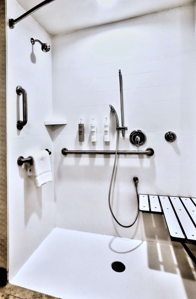 Room, 2 Queen Beds, Accessible (Roll-In Shower) - Photo 3