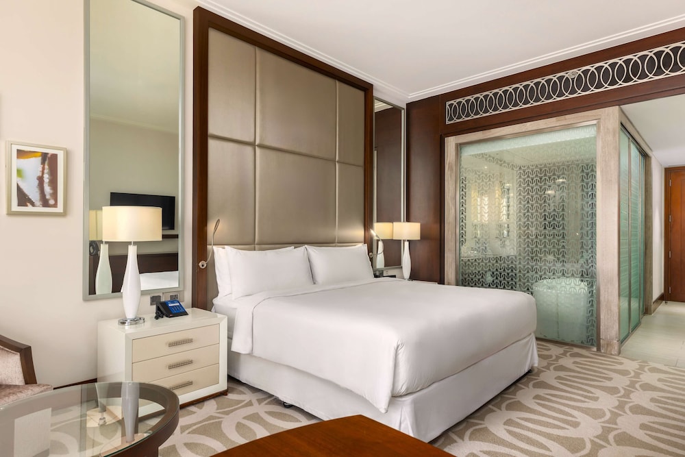 Room, 1 King Bed thumbnail 5