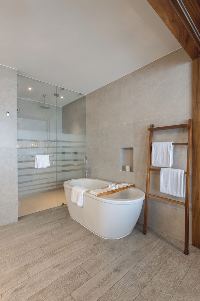 Lush Suite, Component 2 Bedrooms, 1 King Bed, Adults Only (Garden View) - Photo 11