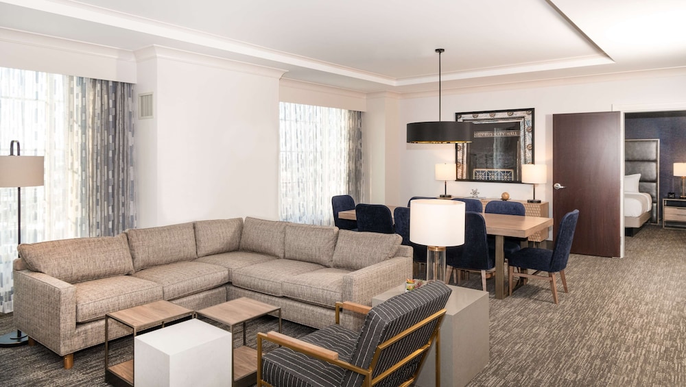 presidential suite,1king bedroom, one queen bedroom, business lounge access photo 3