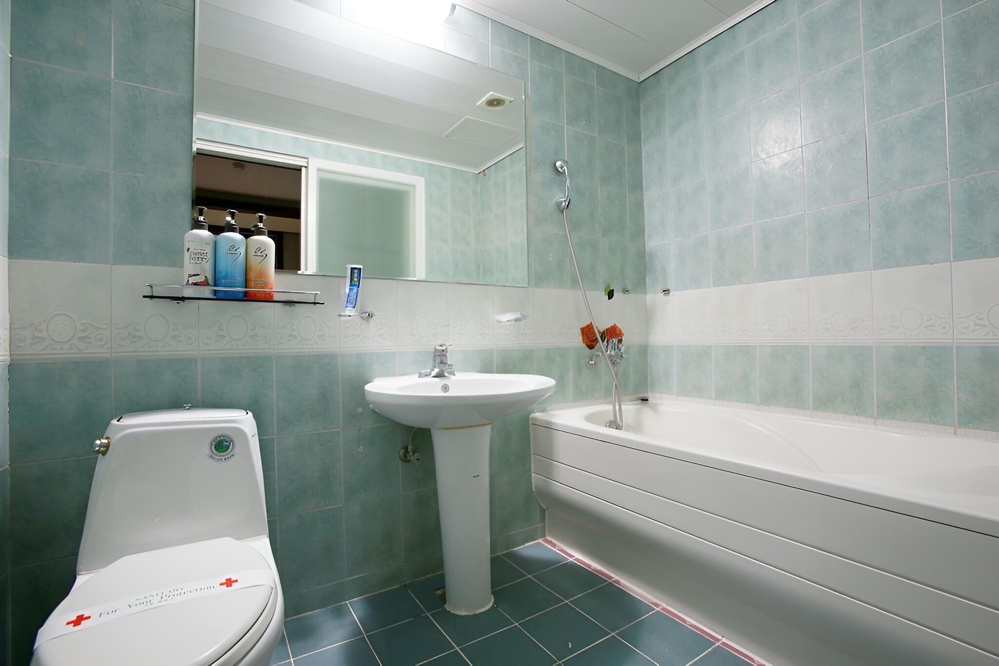 Room (Twin/ Twin (1 queen bed + 1 single)) - Photo 6