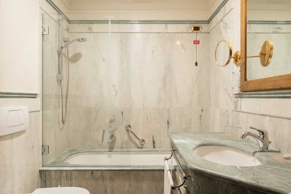 Classic Double or Twin Room - Photo 10