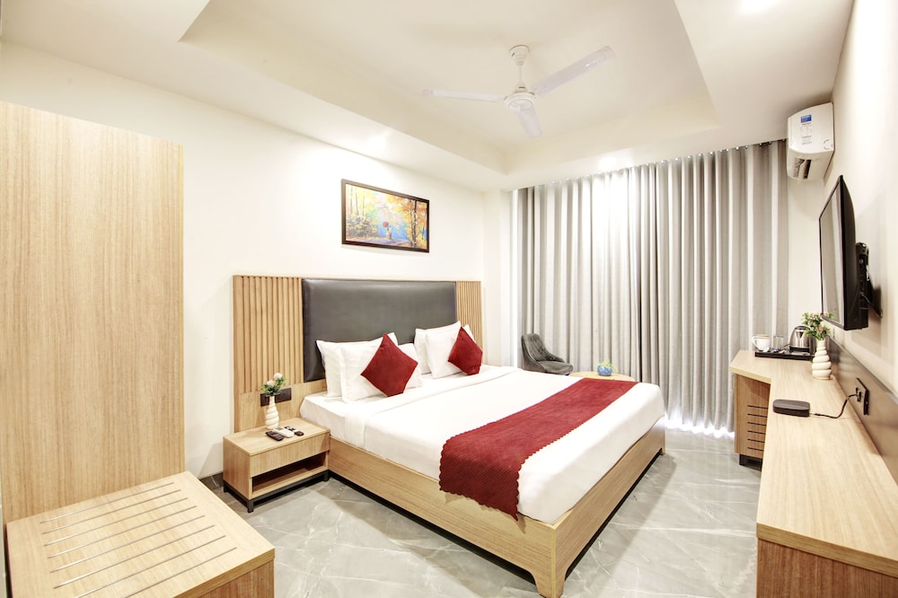 Deluxe Room with City View - Photo 5