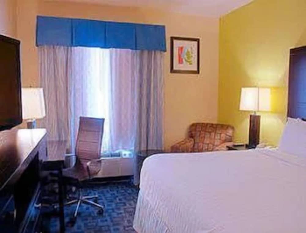Deluxe Room, 1 King Bed, Non Smoking - Photo 5
