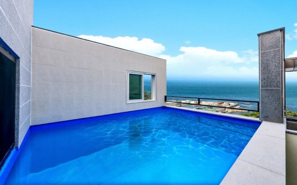 Room (C301 Poolvilla) - Photo 3