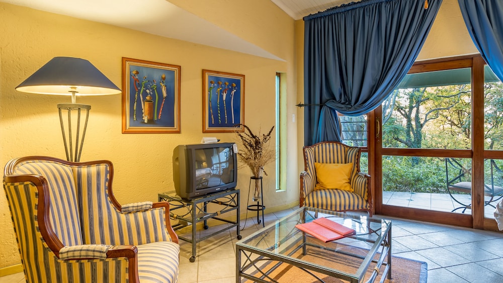 Family Suite, 2 Queen Beds, Private Bathroom, Garden View photo 3