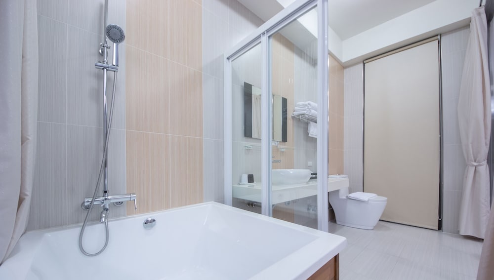 Deluxe Quadruple Room, 1 Bedroom, Bathtub photo 2