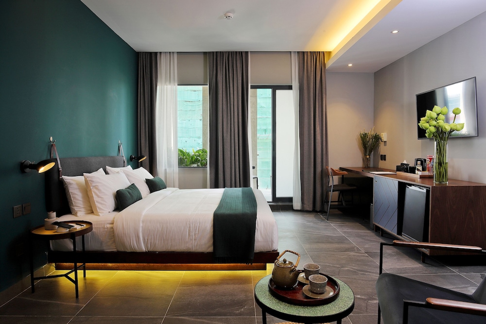 Deluxe Room, 1 King Bed, City View photo 3