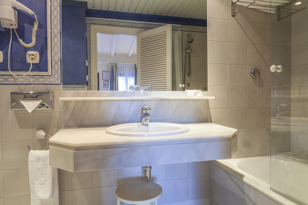 Standard Double or Twin Room - Photo 4