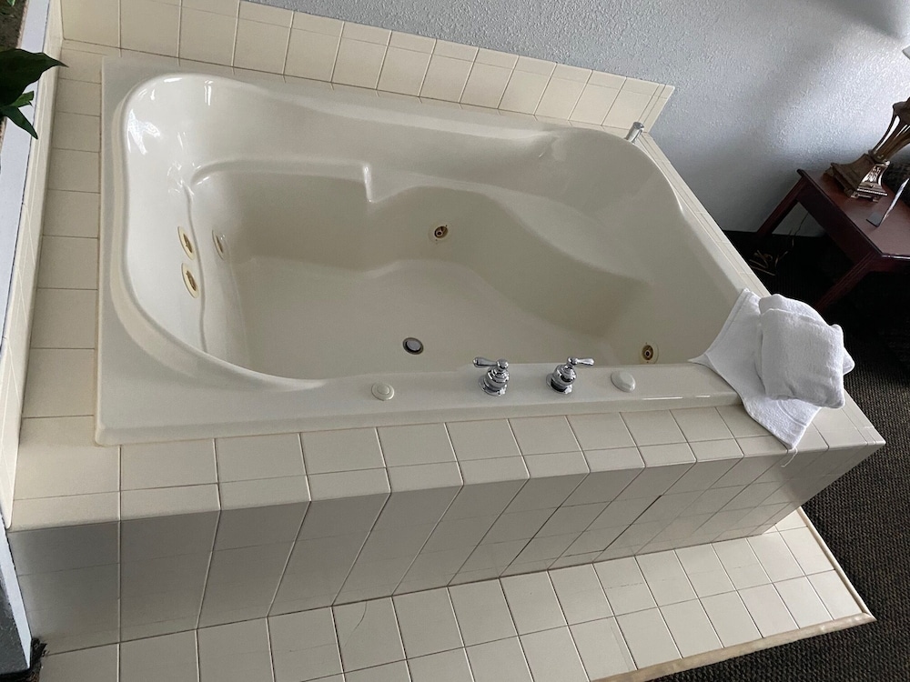 Room, 2 Queen Beds, Jetted Tub, Lake View (1st Floor)