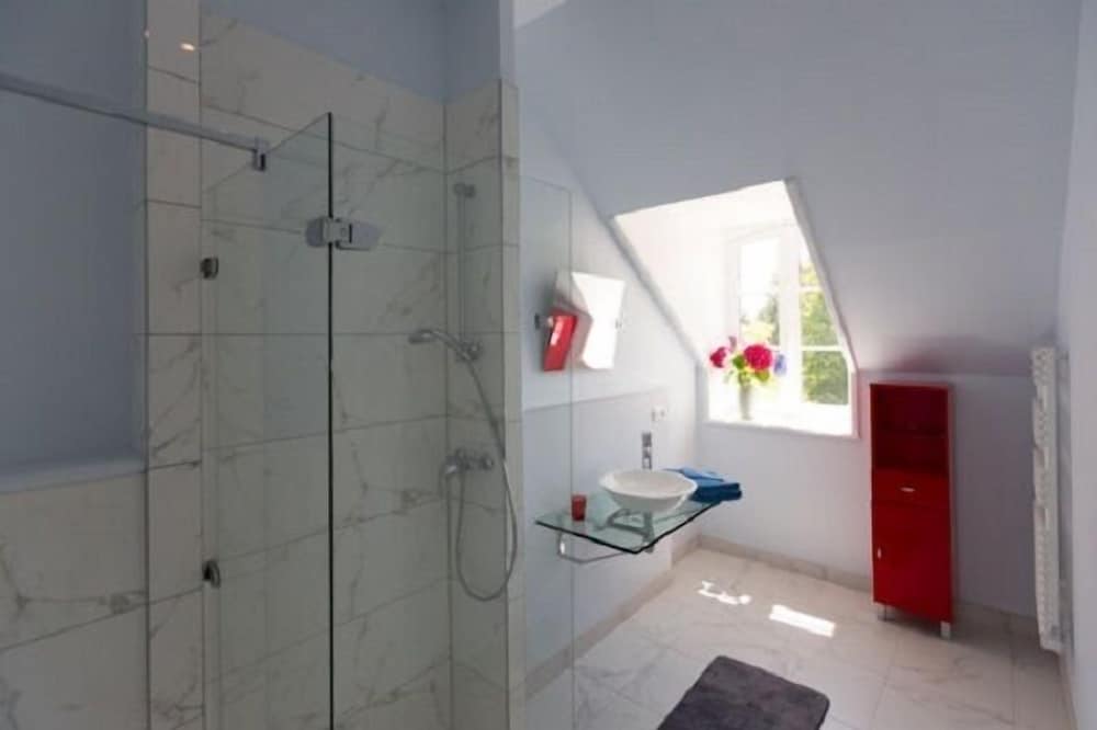 Room (3) photo 2