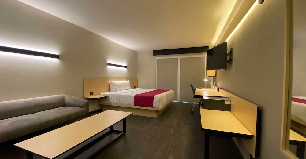 Standard Room, 1 Queen Bed, Non Smoking - Photo 4