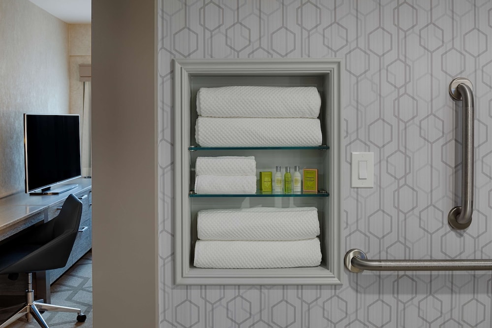 Room, 1 Queen Bed, Accessible (Mobility & Hearing, Roll-in Shower) - Photo 3