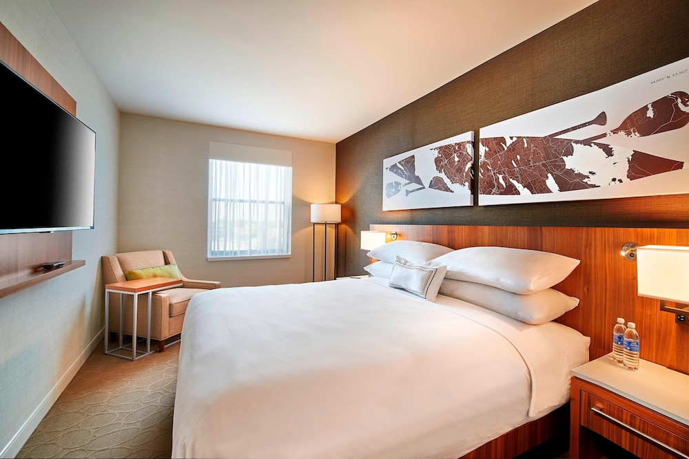 Suite, 1 Bedroom - Photo 2