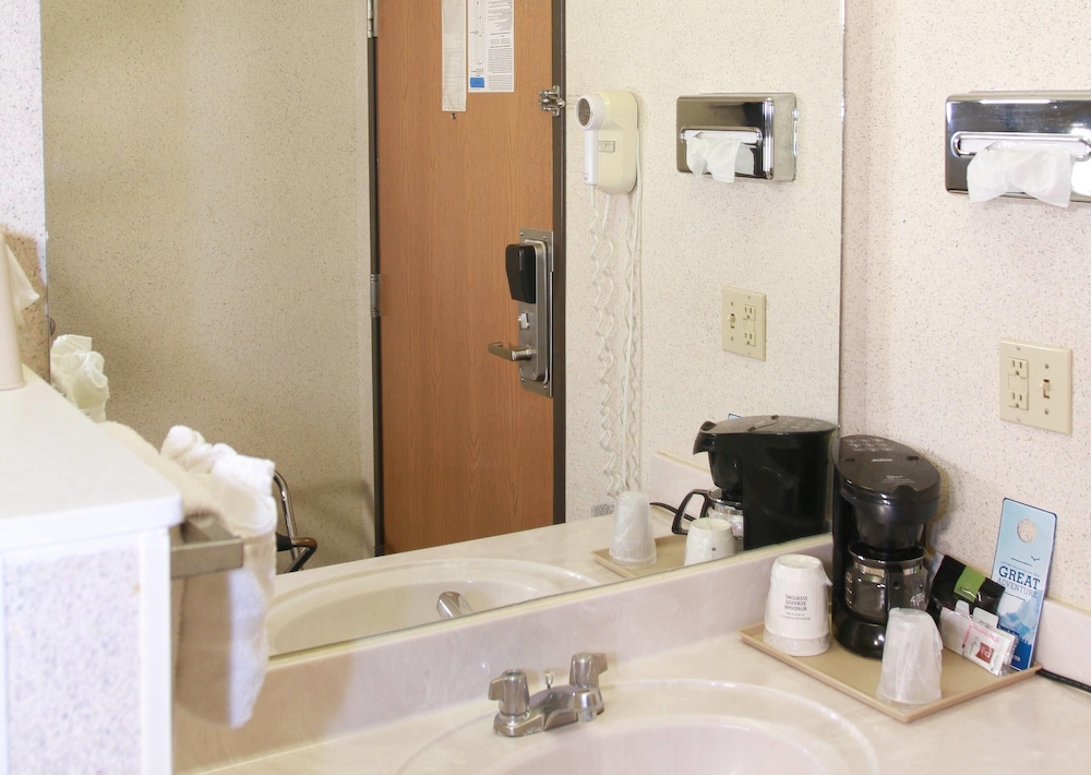 Room, 1 King Bed, Non Smoking - Photo 7