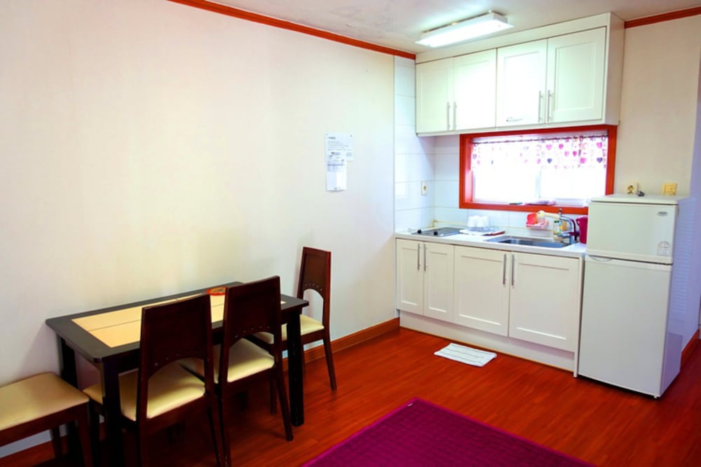 Family Room (B) photo 2