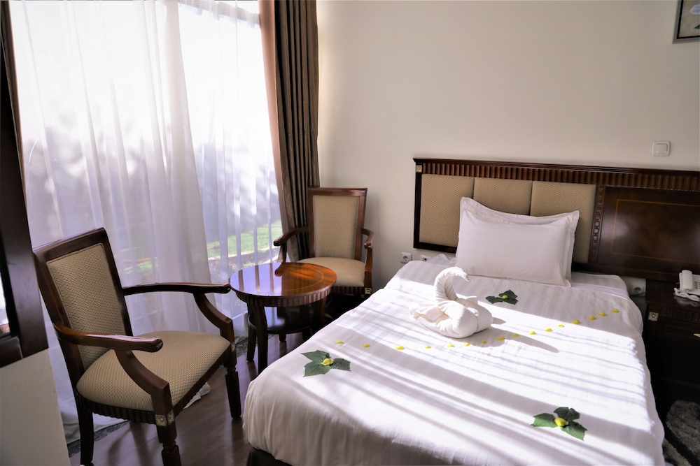 Standard Room, 1 Queen Bed, Non Smoking, Garden View photo 2