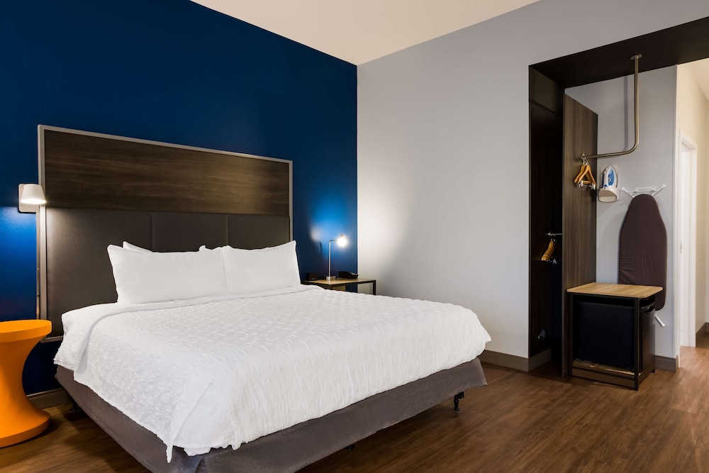 Room, 1 King Bed, Accessible (Roll-In Shower) - Photo 1