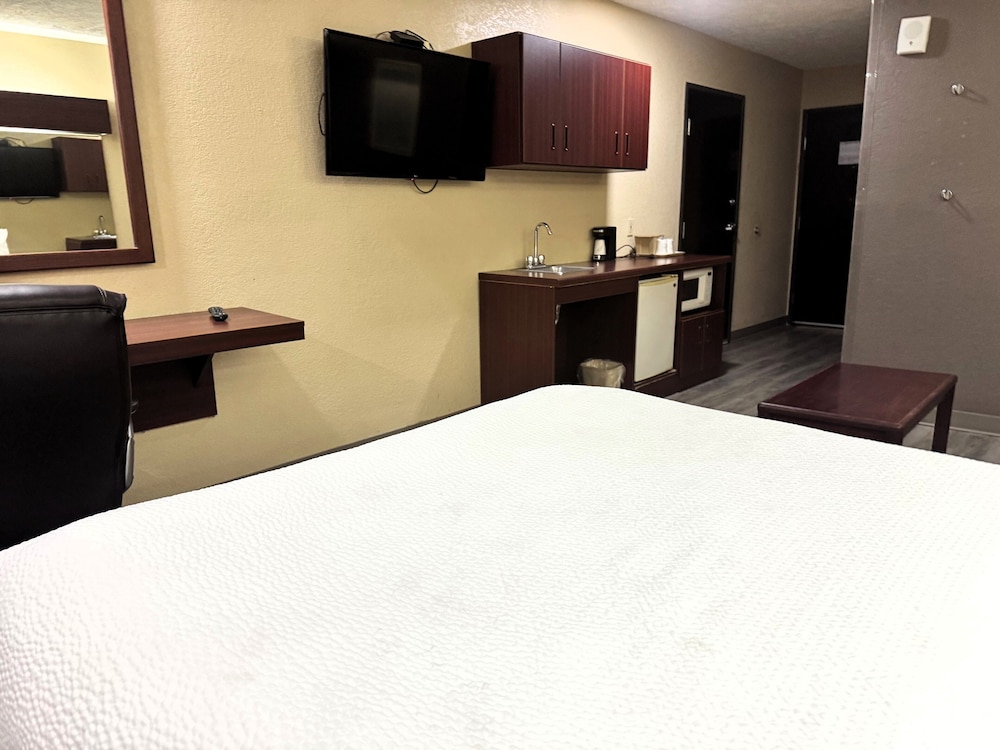 Room, 1 Queen Bed, Accessible, Non Smoking (Mobility/Hearing Impaired) - Photo 6