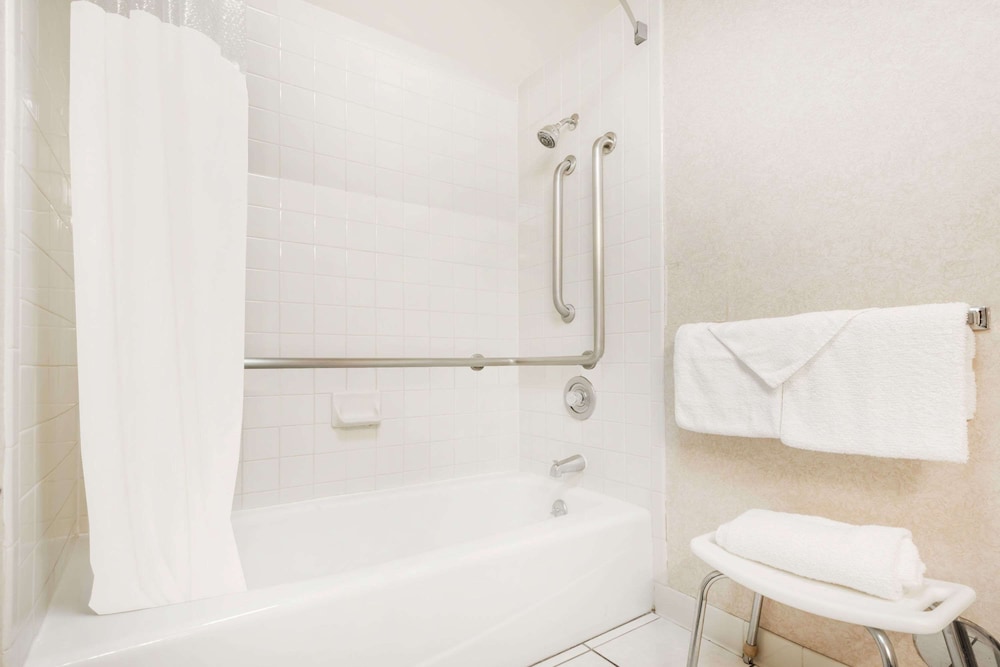 Room, 1 Queen Bed, Accessible, Non Smoking (Tub with Grab Bars) - Photo 5