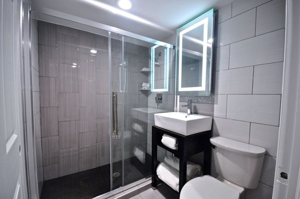 Signature Studio Suite, Pool View photo 3