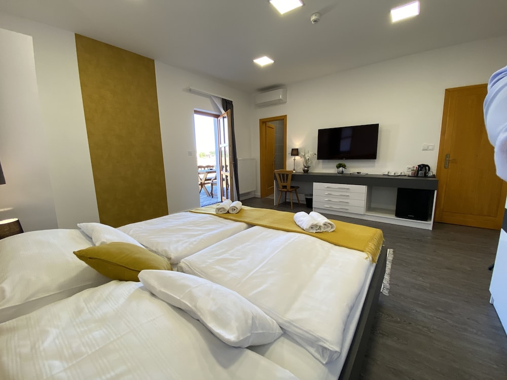 Deluxe Triple Room (7) photo 3