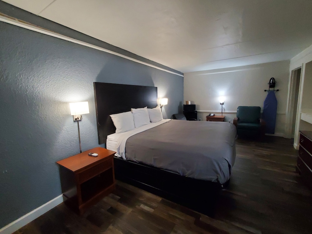 Room, 1 King Bed, Accessible, Non Smoking - Photo 6