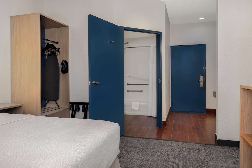 Room, 1 King Bed, Accessible, Bathtub (Mobililty) - Photo 1